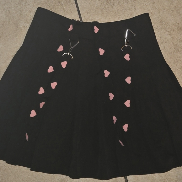 ROMWE Black Skater Skirt with Pink Heart Details - Picture 2 of 3